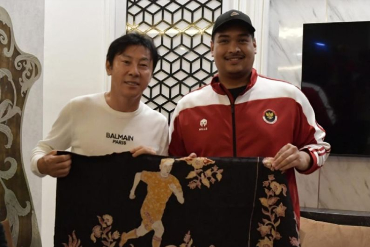 Mantan pelatih Timnas Indonesia, Shin Tae-yong, dan Menteri Pemuda dan Olahraga Dito Ariotedjo bertukar cendera mata di kediaman Menpora RI di Jakarta, Minggu (26/1/2025). (ANTARA/HO-Kemenpora)