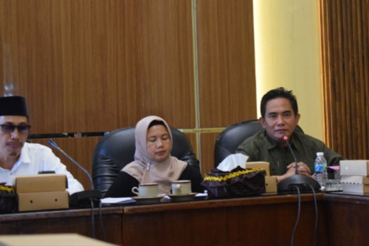 Komisi IV DPRD Kabupaten Bondowoso saat menerima kunjungan dan aspirasi perkumpulan guru madrasah (FOTO: Dokumen Pribadi)