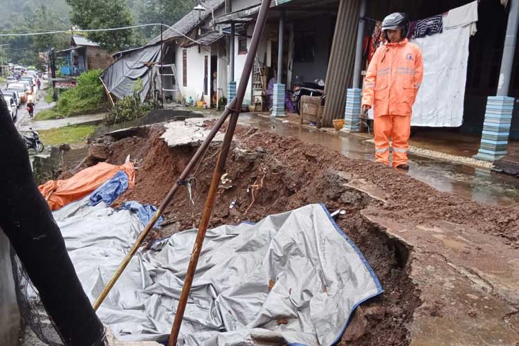 Sumbatan Sampah Picu Luapan di Jalur Karanglo Malang, Longsor Gerus Kawasan Kasembon