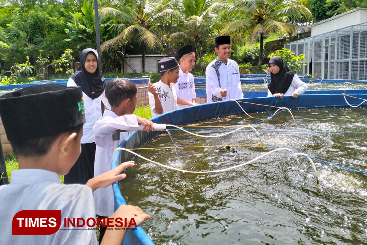 SLB YP Patriot Tasikmalaya dan Pesantren Al Kautsar Beri Edukasi Bioflok pada Anak Difabel