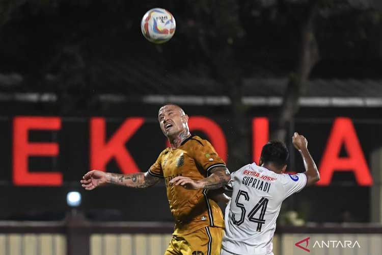 Radja Nainggolan saat masih bermain bersama Bhayangkara FC (kiri) berebut bola dengan pesepak bola Persik Kediri Moch. Supriadi (kanan) dalam lanjutan Liga 1 di Stadion PTIK, Jakarta, Selasa (16/4/2024). (Foto: ANTARA FOTO)