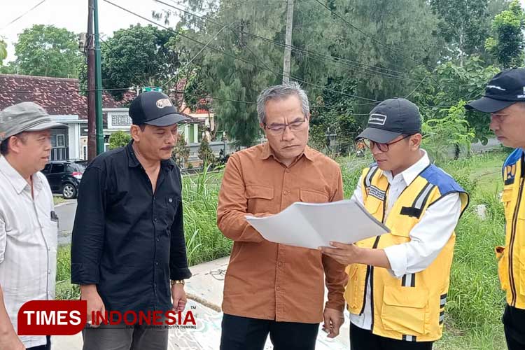 Bupati Bantul Abdul Halim Muslih bersama pihak Kementerian Pekerjaan Umum menerima penjelasan terkait rencana pembangunan bendungan Srandakan. (Foto: Edis/TIMES Indonesia)