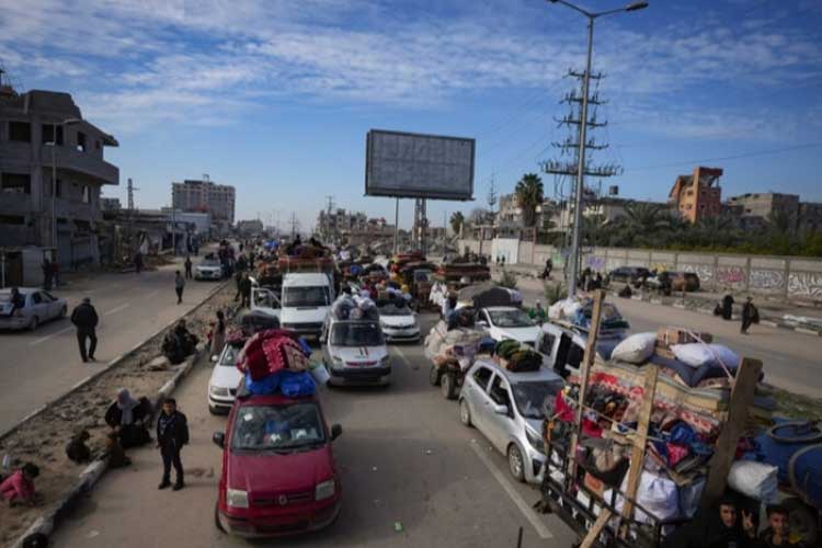 Warga Palestina yang mengungsi dengan barang-barang mereka berkumpul di dekat blokade jalan di Jalan Salah al-Din. Mereka menunggu untuk kembali ke rumah mereka di bagian utara Jalur Gaza. (FOTO: Arab News/AP)