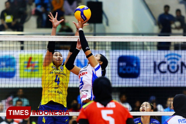 Bandung BJB Tandamata (kuning) saat melawan Pertamina Enduro di PLN Mobile Proliga 2025. (FOTO: Tria Adha/TIMES Indonesia)