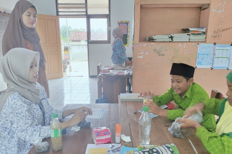 Suasana kegiatan belajar mengajar dan praktik di kelas 5 SDN 5 Pucanglaban dengan para Tutor Inspiratif Gerakan Mengajar Desa Tulungagung (21/1/2025) (Foto: Tim Gerakan Mengajar Desa Tulungagung 2025)