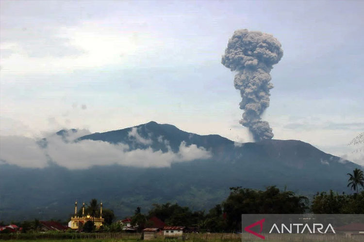 Gunung Marapi Status Waspada, Jalur Pendakian Ditutup Permanen