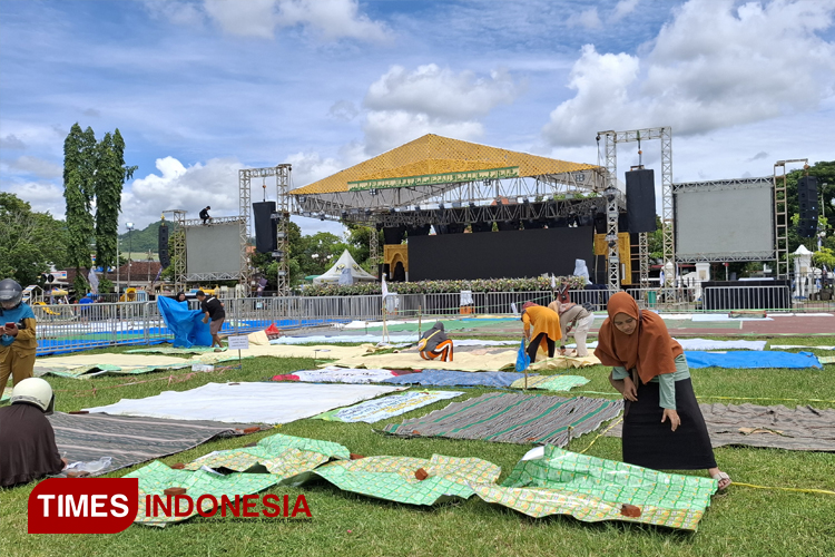 Masih Siang Bolong, Warga Sudah Booking Tempat Pengajian Gus Iqdam di Alun-alun Pacitan