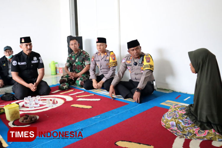 Polres Mojokerto Kota Berikan Santunan untuk Keluarga Korban Miras Oplosan