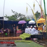 Hujan Tak Redam Khidmatnya Perayaan Siwaratri Umat Hindu Tengger Probolinggo