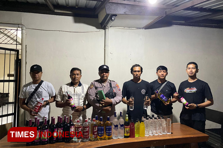 Polisi Sita Puluhan Botol Miras Ilegal dari Toko Sembako di Banyuwangi