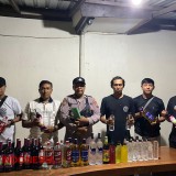 Polisi Sita Puluhan Botol Miras Ilegal dari Toko Sembako di Banyuwangi