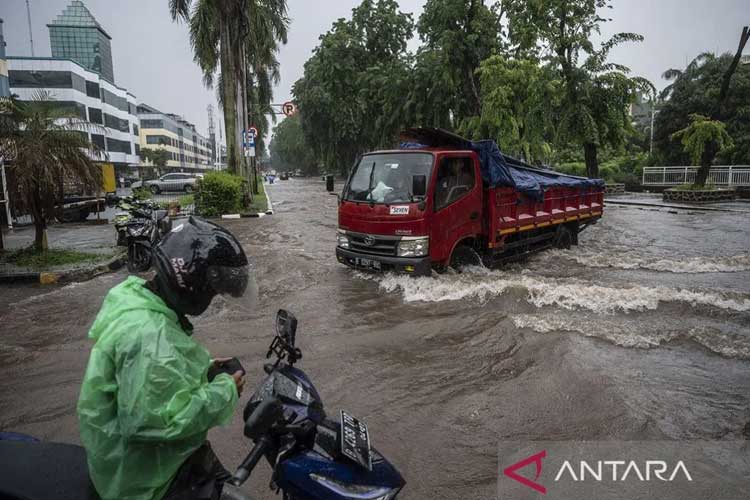 Banjir Jakarta Paksa Perubahan Rute Transjakarta Hingga Rekayasa Lalu Lintas