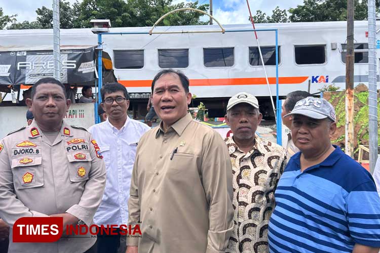 Anggota DPR Bambang Haryo Kirim Bantuan EWS Perlintasan Kereta Sebidang di Jalan Nias