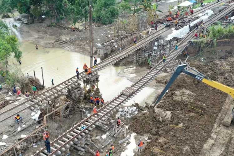 Kementerian PU tengah melakukan penanganan darurat oleh BBWS Pemali Juana, Ditjen Sumber Daya Air terhadap titik-titik jebolan titik tanggul dan bajir di Grobogan, Selasa (28/1/2025). (FOTO: Biro Komunikasi Publik Kementerian PUPR RI)