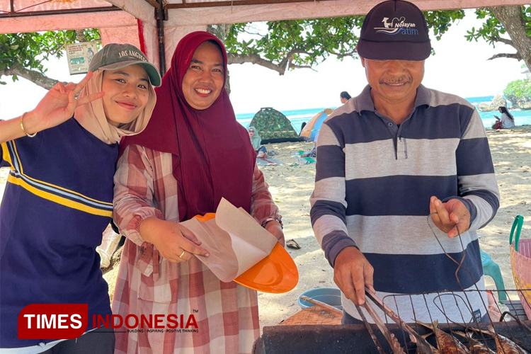 Pengunjung Balekambang Bebas Nikmati Suasana Pantai dan Festival Kuliner Ikan Bakar