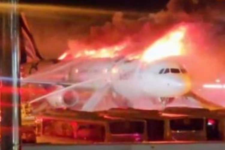 Petugas pemadam kebakaran berusaha memadamkan api di badan pesawat Air Busan, yang hendak terbang menuju Hong Kong, di Bandara Gimhae, 28 Januari. (FOTO: The Korea Times/Yonhap)