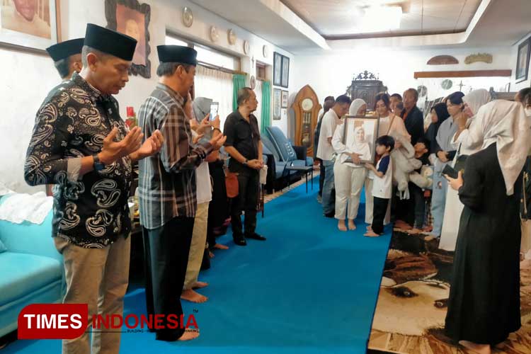 Wali Kota Malang dan Wali Kota Batu Ikut Melepas dan Menerima Jenazah Emma Sugiastuti