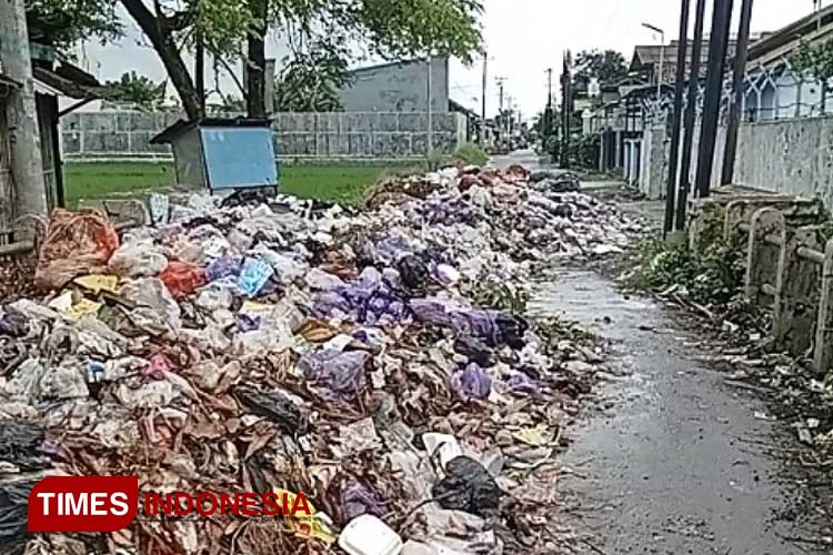 Sudah Sepekan Lebih, Akses Jalan Menuju Kantor Bupati Pemalang Tertutup Luapan Sampah