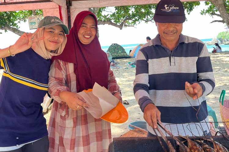 Pengunjung Balekambang Bebas Nikmati Suasana Pantai dan Festival Kuliner Ikan Bakar