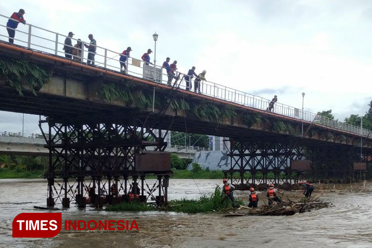 Jembatan-Lama-Kediri.jpg