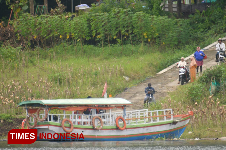 Tak Hanya Keramba, Kapal Transportasi Terancam Proyek PLTS di Malang