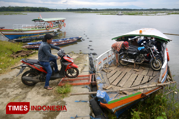 Kapal-Transportasi-Terancam-Proyek-PLTS-di-Malang-x.jpg