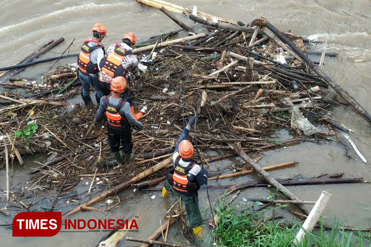 Sampah Kayu dan Bambu di Kaki Jembatan Lama Kediri Dibersihkan Tim Gabungan