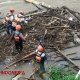 Sampah Kayu dan Bambu di Kaki Jembatan Lama Kediri Dibersihkan Tim Gabungan