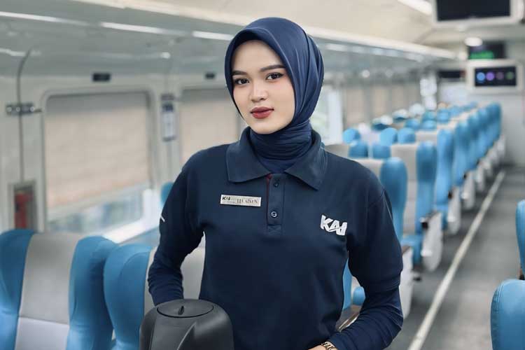 Pramugari Kereta Api, Lia Ainun Nisa. (FOTO: Lia for TIMES Indonesia)