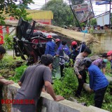 Pickup Terjungkal Usai Tabrak Pohon di Pacitan, Kenek Meninggal di Tempat