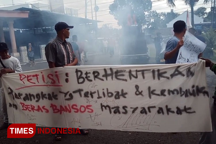 Warga Geruduk Kantor Desa Kertahayu Ciamis, Tuntut Transparansi Penyaluran Bansos