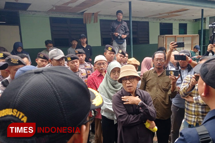 Juru sita Pengadilan Negeri Surabaya siap mengosongkan lahan Sekolah Trisila di Jalan Undaan Surabaya, Kamis (30/1/2025). (FOTO: Hamida Soetadji/TIMES Indonesia)