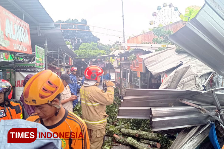 Rumah Mantan Kadinkes Hingga Pasar Laron Batu Tertimpa Pohon Tumbang