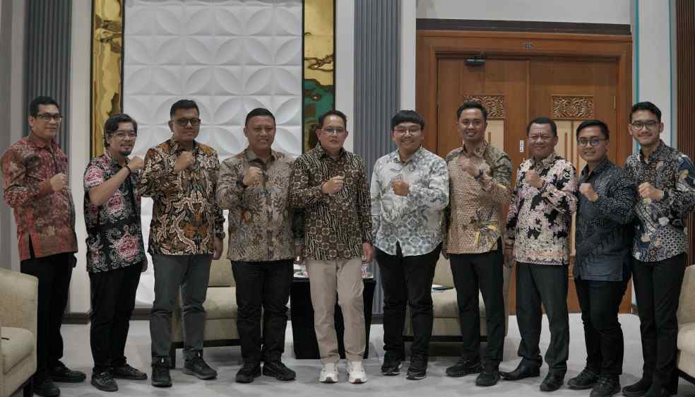 Tim KIP Foundation bersama Pj Gubernur Jatim Adhy Karyono. (Foto: KIP Foundation)