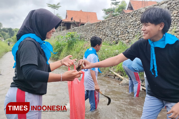 Aktivis Lingkungan Kota Batu Tanam Pohon dan Bersihkan Sungai