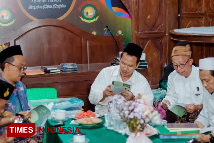 Gus Baha saat membacakan sebuah kitab di Pondok Tremas Pacitan beberapa waktu lalu. (Foto: Yusuf Arifai/TIMES Indonesia)