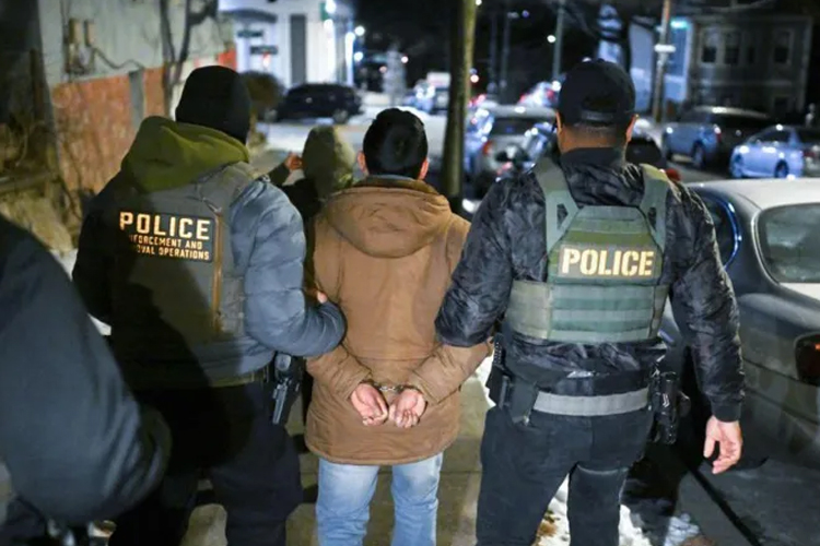 Imigran tanpa dokumen resmi digelangang oleh kepolisian AS. (Foto: Getty images)