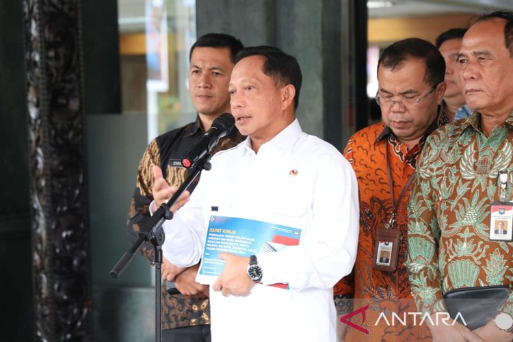 Menteri Dalam Negeri Muhammad Tito Karnavian dalam konferensi pers terkait pelantikan kepala daerah di Kantor Pusat Kemendagri, Jakarta, Jumat (31/1/2025). (ANTARA/HO-Puspen Kementerian Dalam Negeri)