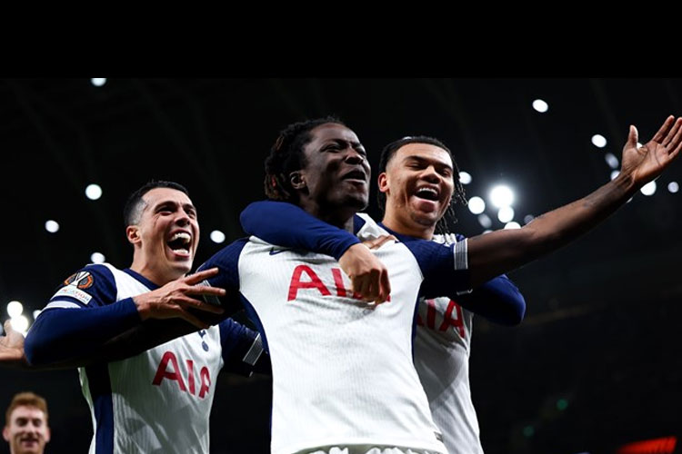Pemain Tottenham Hotspur Oyindamola Ajayi merayakan golnya ke gawang Elfsborg di laga Liga Europa, Jumat (31/1/2025). Dalam laga ini Spurs menang 3-0. (Foto: Tottenham Hotspur)