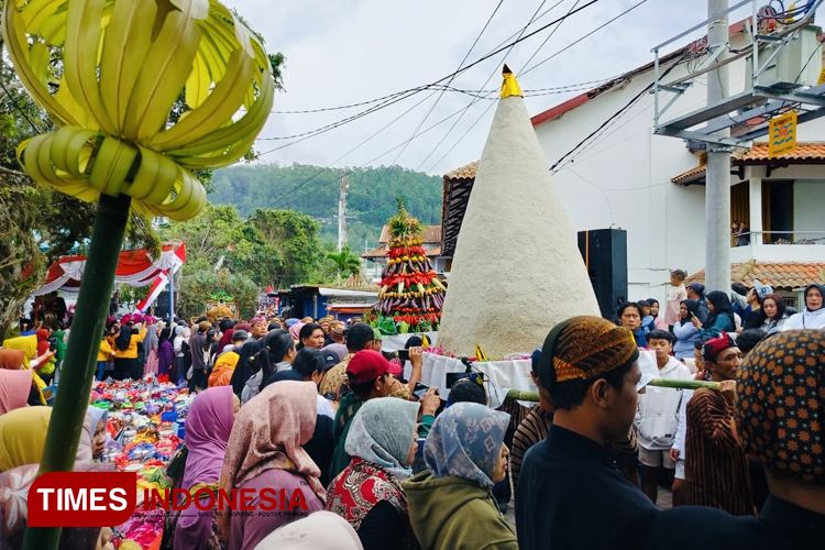 Tumpeng-Gono-Bau-2.jpg