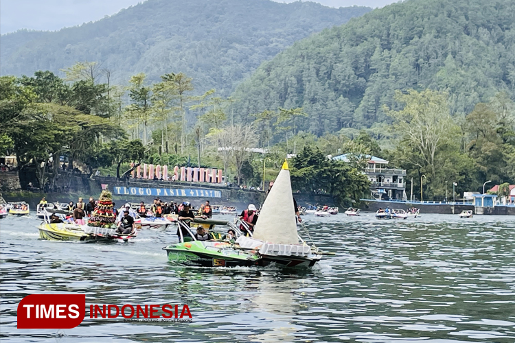 Tradisi Labuhan Sarangan, Hadirkan Tumpeng Hasil Bumi Setinggi 1,5 Meter