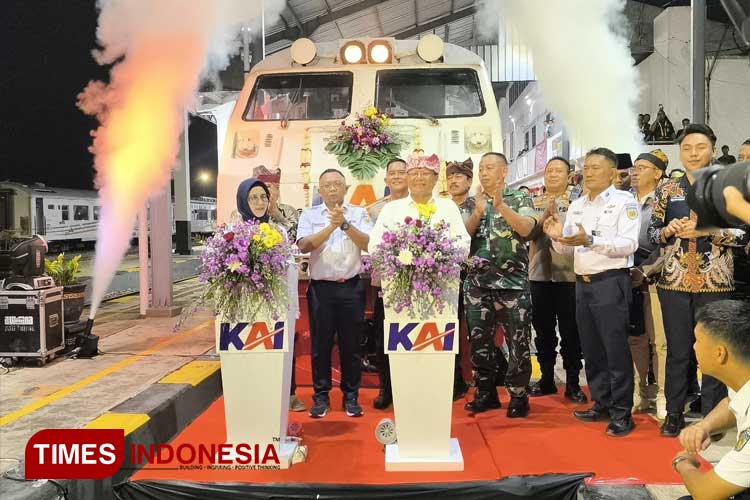 Direktur SDM dan Umum KAI, Rosma Handayani, bersama Asisten Perekonomian dan Pembangunan Banyuwangi, Dwi Yanto meluncurkan KA Ijen Ekspres di Stasiun Ketapang. (Foto: Anggara Cahya/TIMES Indonesia)