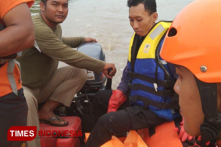 Korban tenggelam di Kali Jagir Wonokromo Surabaya ditemukan tak bernyawa, tidak jauh dari lokasi saat tenggelam, Jumat (31/1/2025) kemarin.(Foto : Hamida Soetadji/TIMES Indonesia)