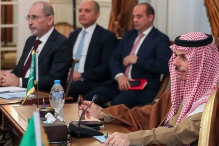 Menteri Luar Negeri Yordania Ayman Safadi, kiri, dan Menteri Luar Negeri Saudi Faisal bin Farhan saat menghadiri pertemuan Menteri Liga Arab di Kairo, Mesir, pada Sabtu (1/1/2/2025). (FOTO: TIME/AP)