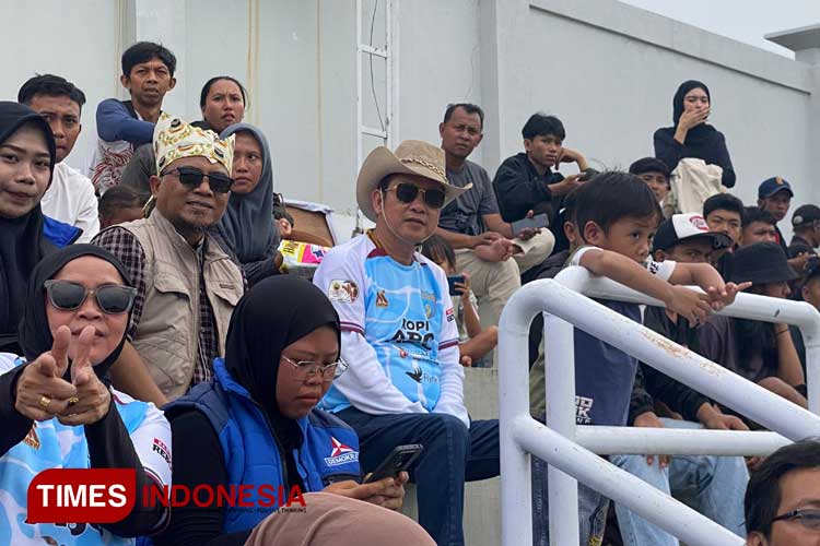 Pimpinan DPRD Banyuwangi, Michael Edy Hariyanto, saat menonton Persewangi Banyuwangi dengan menggunakan topi koboi. (Foto: Fazar Dimas/TIMES Indonesia)
