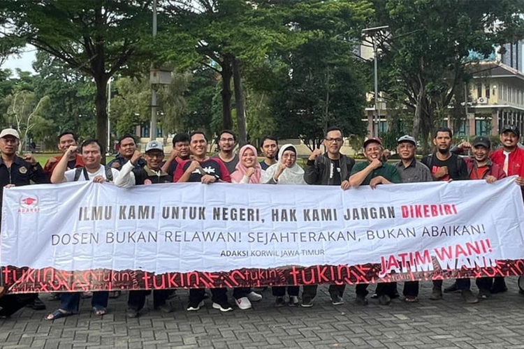Para Dosen ASN yang tergabung dalam Asosiasi Dosen ASN Kemendiktisaintek Seluruh Indonesia (ADAKSI) asal Jawa Timur berangkat ke Jakarta untuk menggelar demonstasi di Istana Negara, di Jakarta, Senin (3/2/2025) besok.