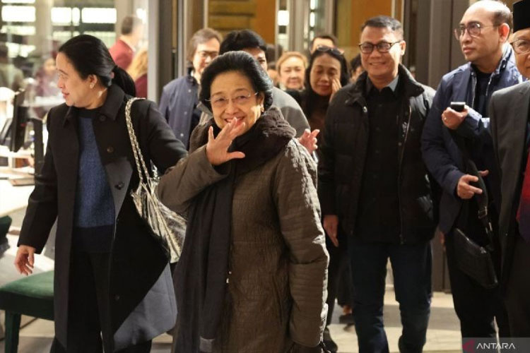 Presden Kelima RI Megawati Soekarnoputri tiba di Bandara Ciampino Roma, Italia, Jumat (31/1/2025). Megawati ke Italia untuk World Leaders Summit on Children's Rights yang diselenggarakan di Vatikan. (ANTARA/HO-PDIP/pri.)