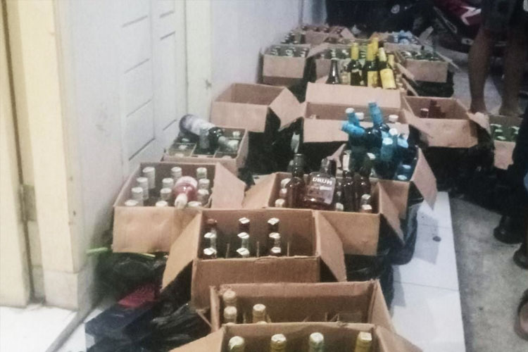 Ratusan botol minuman keras (miras) hasil penggerebekan diamankan Polres Tasikmalaya Kota, Sabtu (1/2/2025) petang.  (FOTO: Polres Tasikmalaya Kota)