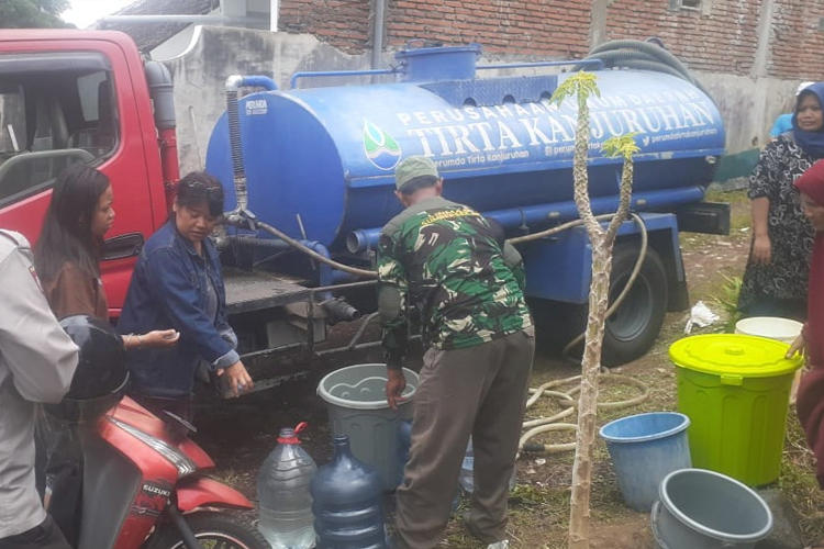 Pengiriman bantuan air bersih dari armada tangki air Perumda Tirta Kanjuruhan, kepada warga Desa Sumbersekar, Dau, Kabupaten Malang, yang mengalami krisis air bersih, Minggu (2/2/2025). (Foto: Tirta Kanjuruhan)