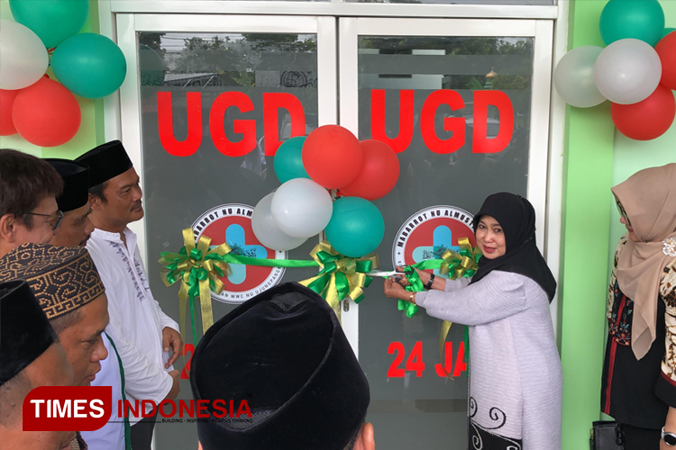 Mewakili Bupati Gresik Fandi Akhmad Yani, Kadinkes dr Mukhibatul Khusnah saat meresmikan klinik mabarot NU Al-Mustasyfa. (Foto: Akmal/TIMES Indonesia)